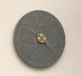 Akustikuhr von sonowall in grau mit goldenen Zeigern