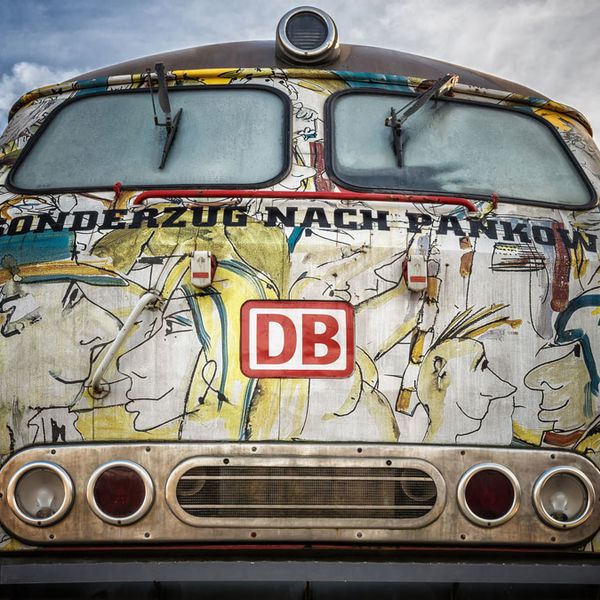 Die Lokomotive zum Sonderzug nach Pankow mit eindrucksvollem Graffiti