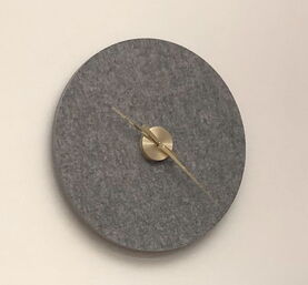 Akustikuhr von sonowall in grau mit goldenen Zeigern